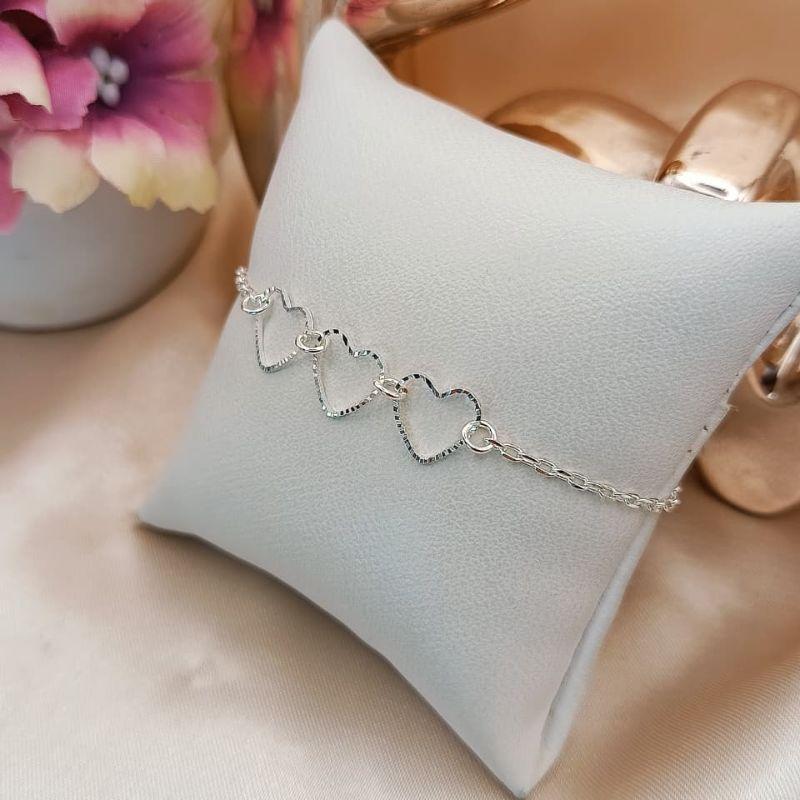 PULSEIRA COM 3 CORAÇÕES VAZADOS CRAQUELADOS