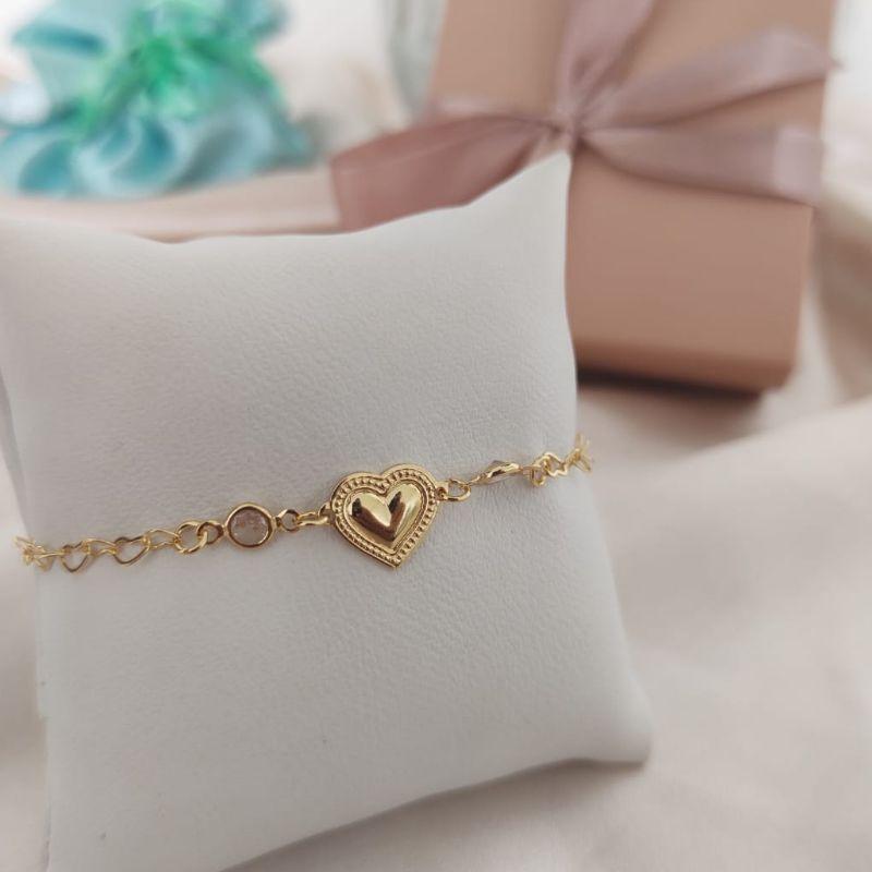 PULSEIRA COM CORAÇÕES ENTRELAÇADOS E PLACA DE CORAÇÃO COM 2 PONTOS DE LUZ NA LATERAL