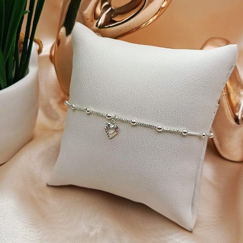 PULSEIRA COM MINI ESFERAS E CORAÇÃO PENDURADO VAZADO COM PEDRAS DE ZIRCONIA COLORIDAS