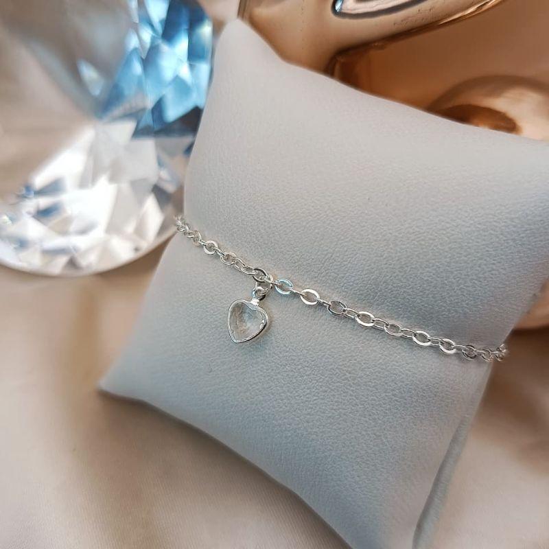 PULSEIRA COM PINGENTE CORAÇÃO PEDRA