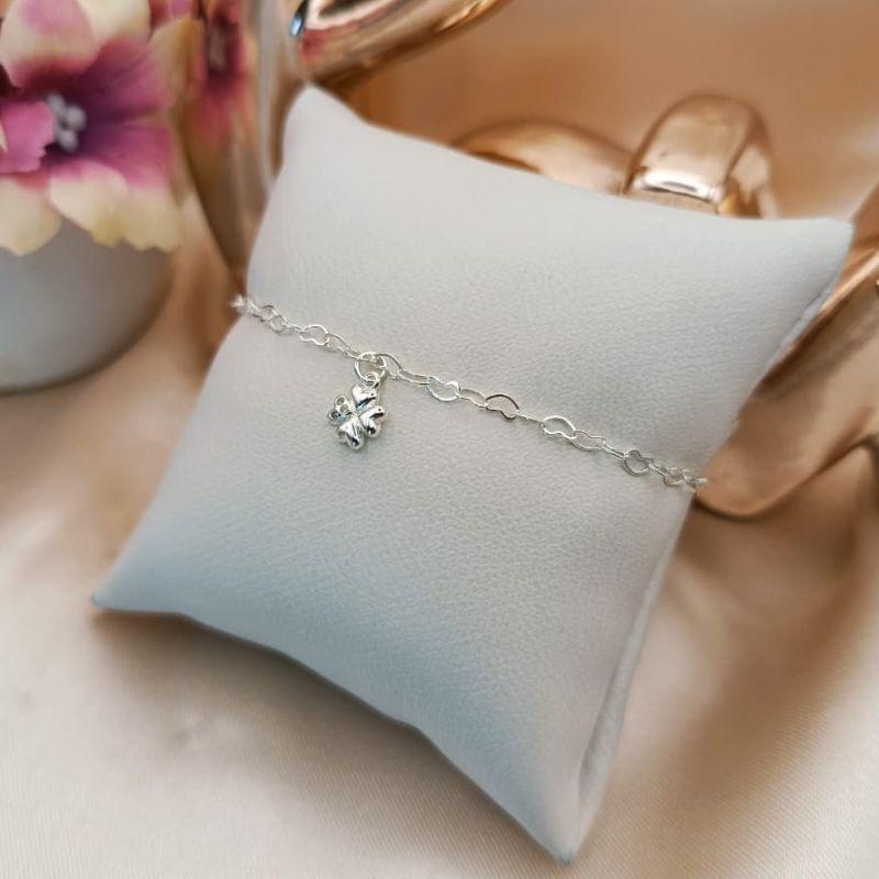 PULSEIRA COM TREVO DE 4 FOLHAS COM UMA FOLHA COM PONTO DE LUZ