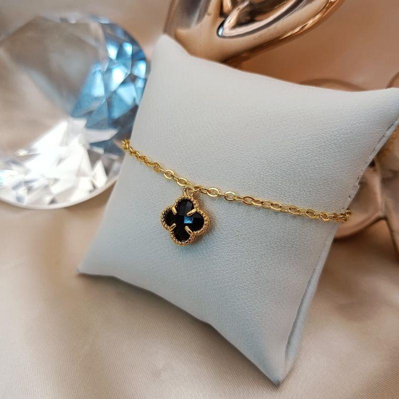 PULSEIRA COM TREVO PRETO PENDURADO