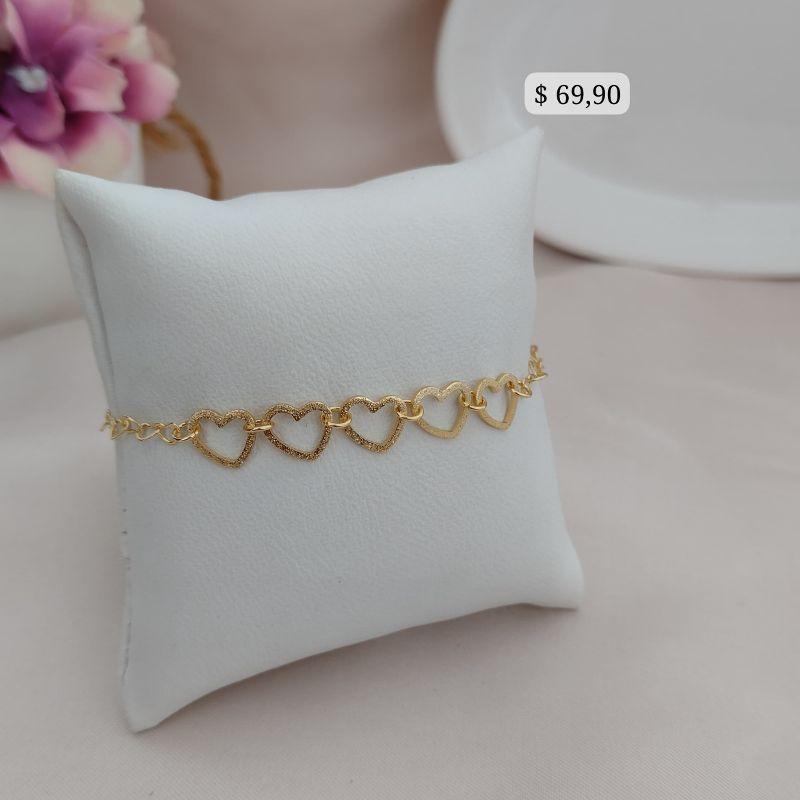 PULSEIRA DE CORAÇÃO ENTRELAÇADOS COM 5 CORAÇÕES FOSCO VAZADOS