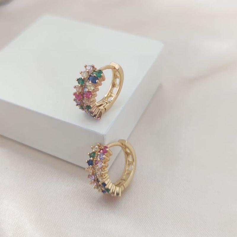 BRINCO ARGOLA DETALHADA COM BAIXA NO MEIO  CRAVEJADA EM MICRO ZIRCONIA COLORIDA G