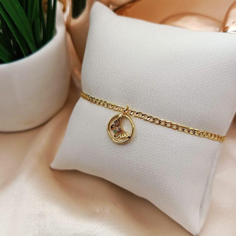 PULSIRA ELO GROUMET COM PINGENTE DE BORBOLETA CRAVEJADO EM MICRO ZIRCONIA COLORIDAS NO CIRCULO VAZADO