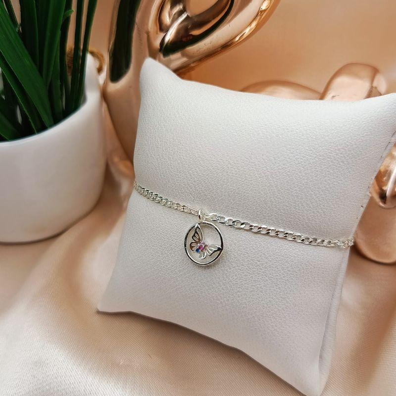 PULSIRA ELO GROUMET COM PINGENTE DE BORBOLETA CRAVEJADO EM MICRO ZIRCONIA COLORIDAS NO CIRCULO VAZADO