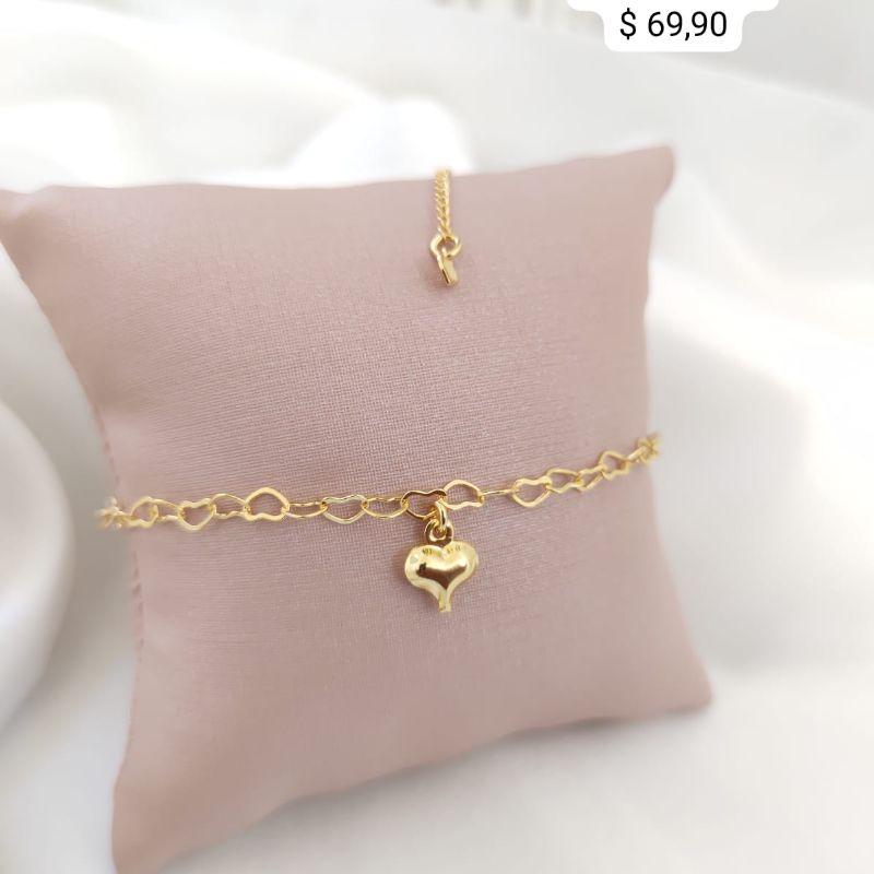 TORNOZELEIRA COM CORAÇÕES ENTRELAÇADOS E PINGENTE DE CORAÇÃO BOLEADO