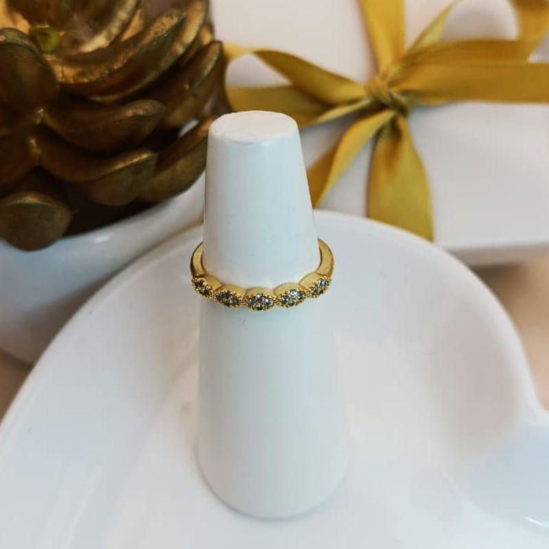 ANEL COM DETALHES OVAIS CRAVEJADO EM MICRO ZIRCONIA