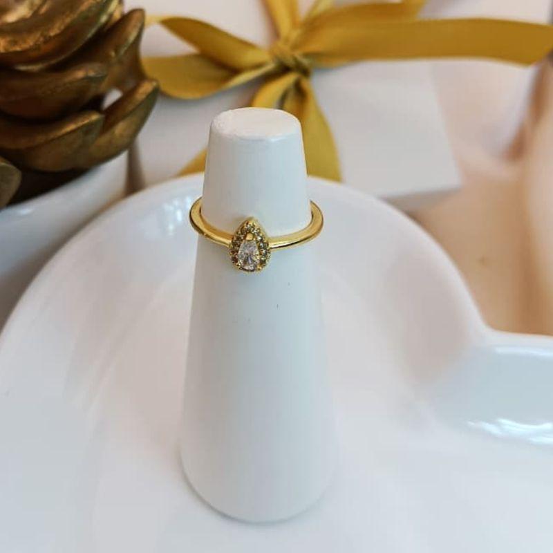 ANEL COM PEDRA EM FORMA DE GOTA CRAVEJADO EM MICRO ZIRCONIA