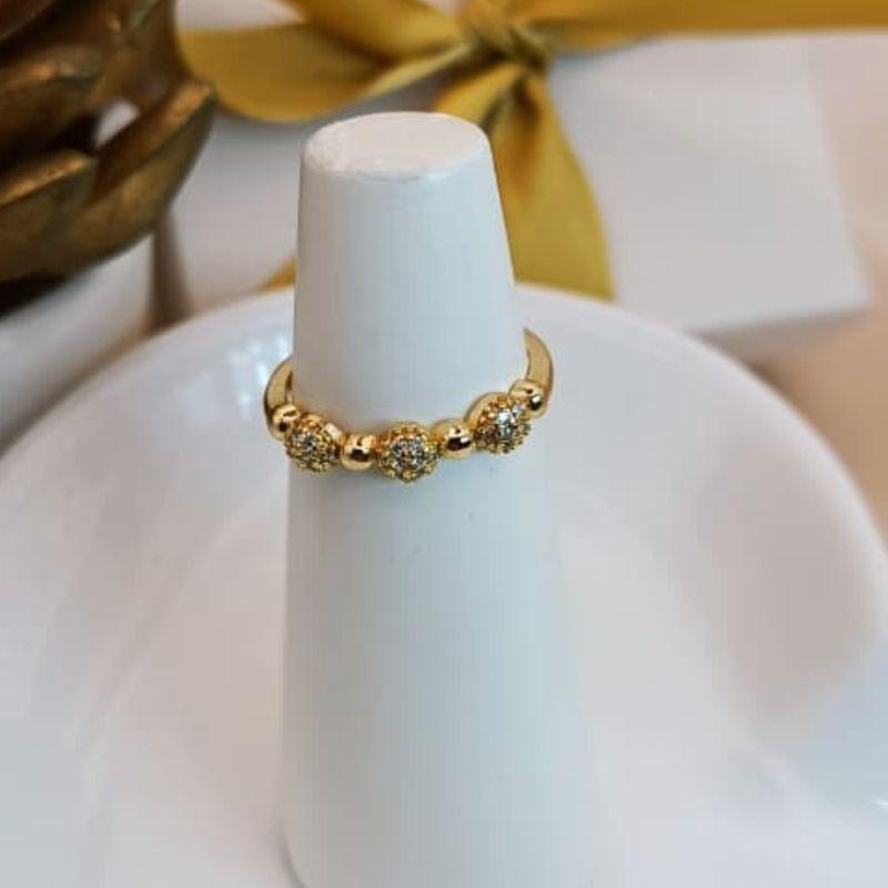 ANEL COM TRES BOLINHAS LISAS E TRES CRAVEJADA EM MICRO ZIRCONIA