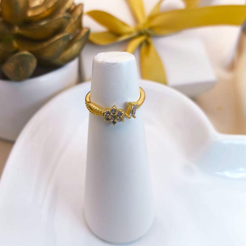 ANEL REGULAVEL COM FLOR CRAVEJADO EM MICRO ZIRCONIA E PEDRA RETANGULAR DE ZIRCONIA