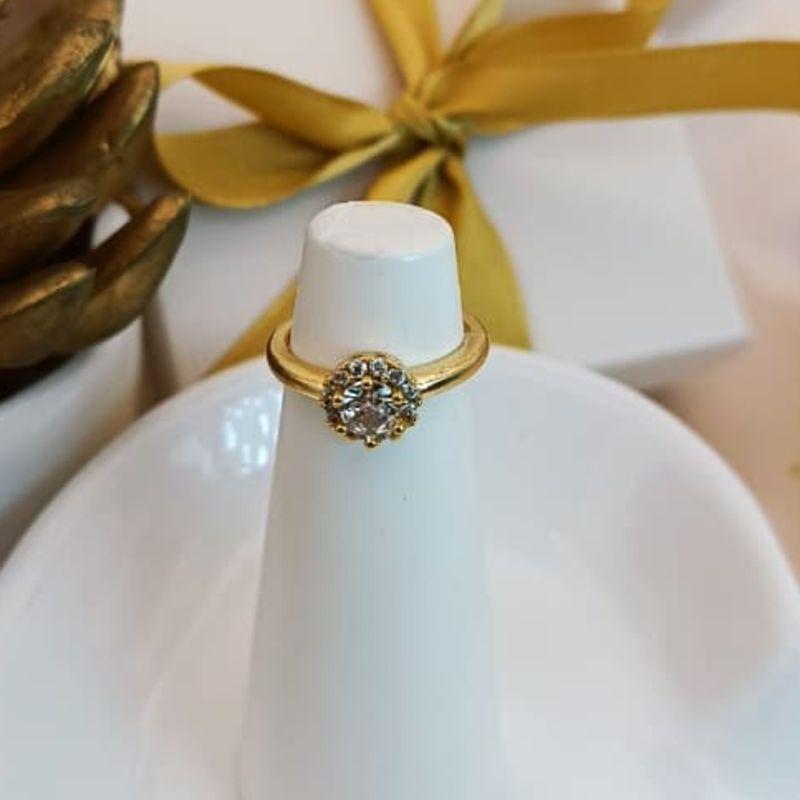 ANEL SOLITARIO COROA COM UMA PEDRA DE ZIRCONIA E MICRO ZIRCONIA