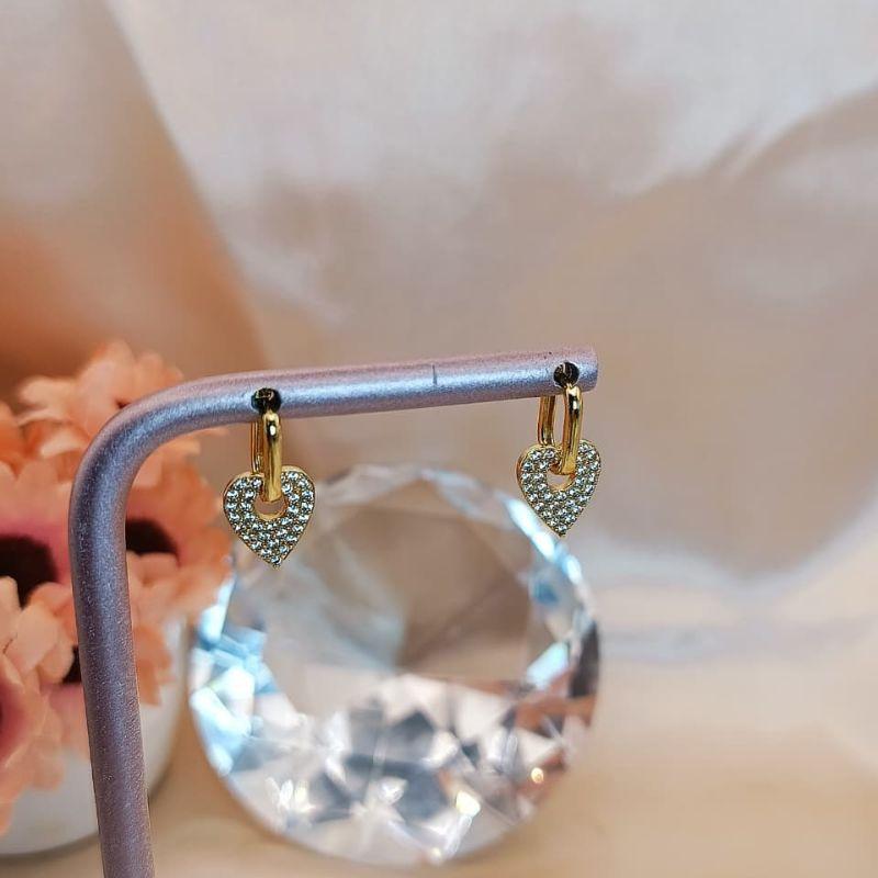 ARGOLA COM PINGENTE DE CORAÇÃO  CRAVEJADO EM MICRO ZIRCONIA
