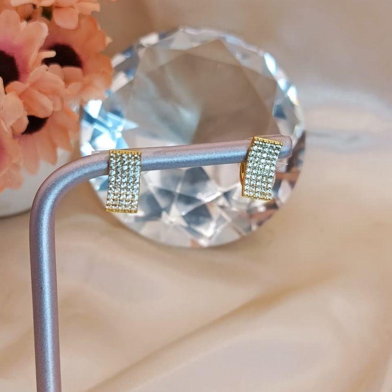 BRINCO ARGOLA RETANGULAR CURVO CRAVEJADO EM MICRO ZIRCONIA