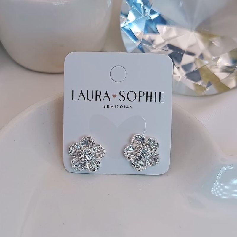 BRINCO DE FLOR CRAVELADO EM ZIRCONIA E MICRO ZIRCONIA