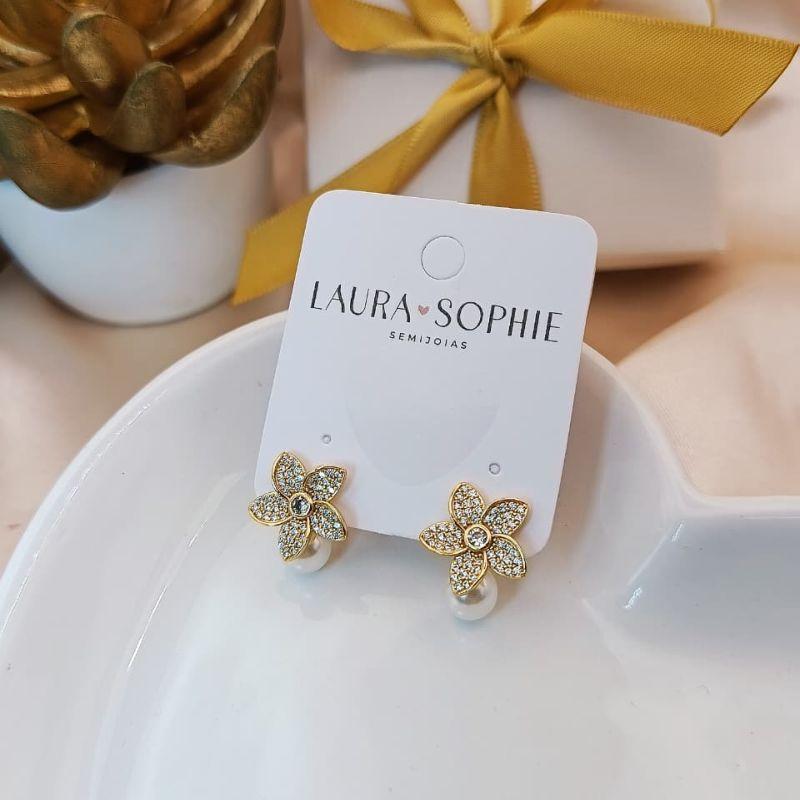 BRINCO DE FLOR TODO CRAVEJADO EM MICRO ZIRCONIA E COM UMA PEROLA EMBAIXO