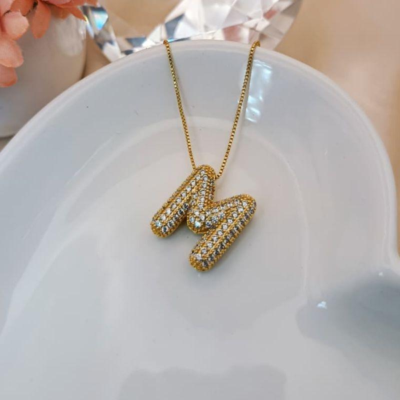COLAR COM PINGENTE DE LETRA M CRAVEJADO EM MICRO ZIRCONIA