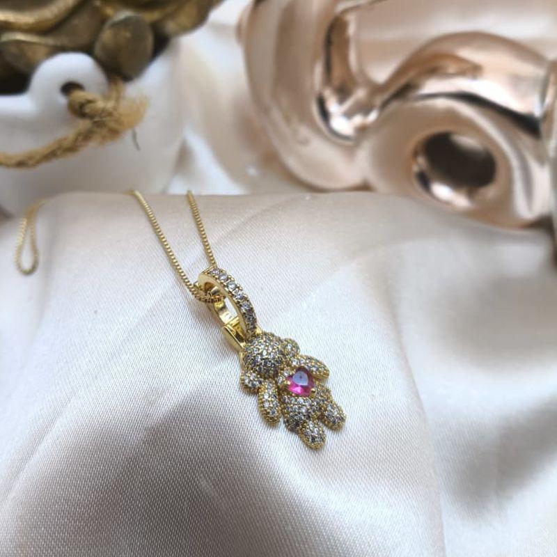 COLAR COM PINGENTE DE MENINA CRAVEJADO EM MICRO ZIRCONIA E CORAÇÃO ROSA NO MEIO