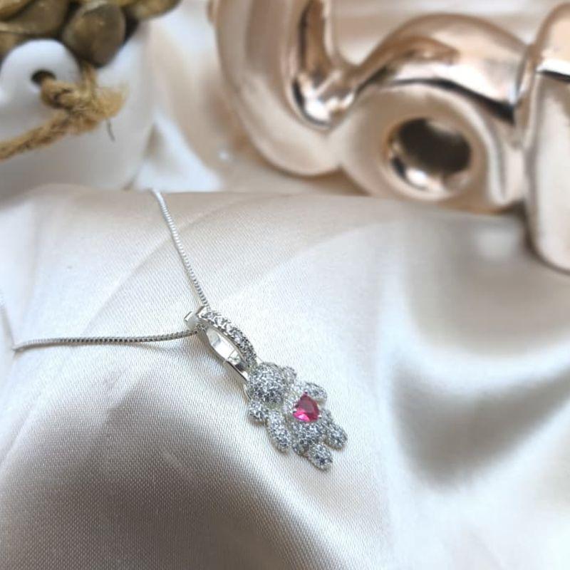 COLAR COM PINGENTE DE MENINA CRAVEJADO EM MICRO ZIRCONIA E CORAÇÃO ROSA NO MEIO