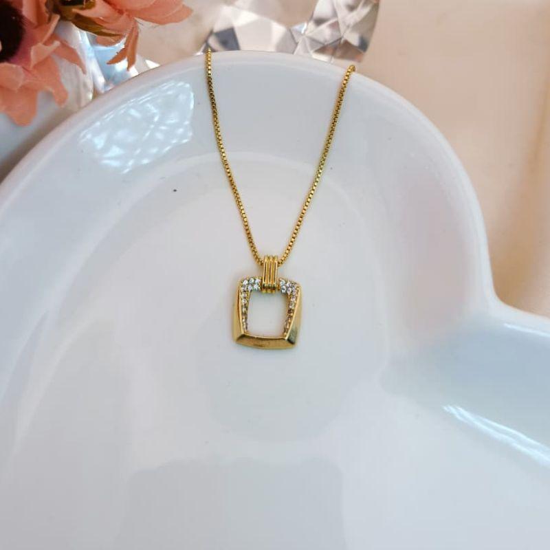 COLAR COM PINGENTE QUADRADO VAZADO COM METADE EM MICRO ZIRCONIA