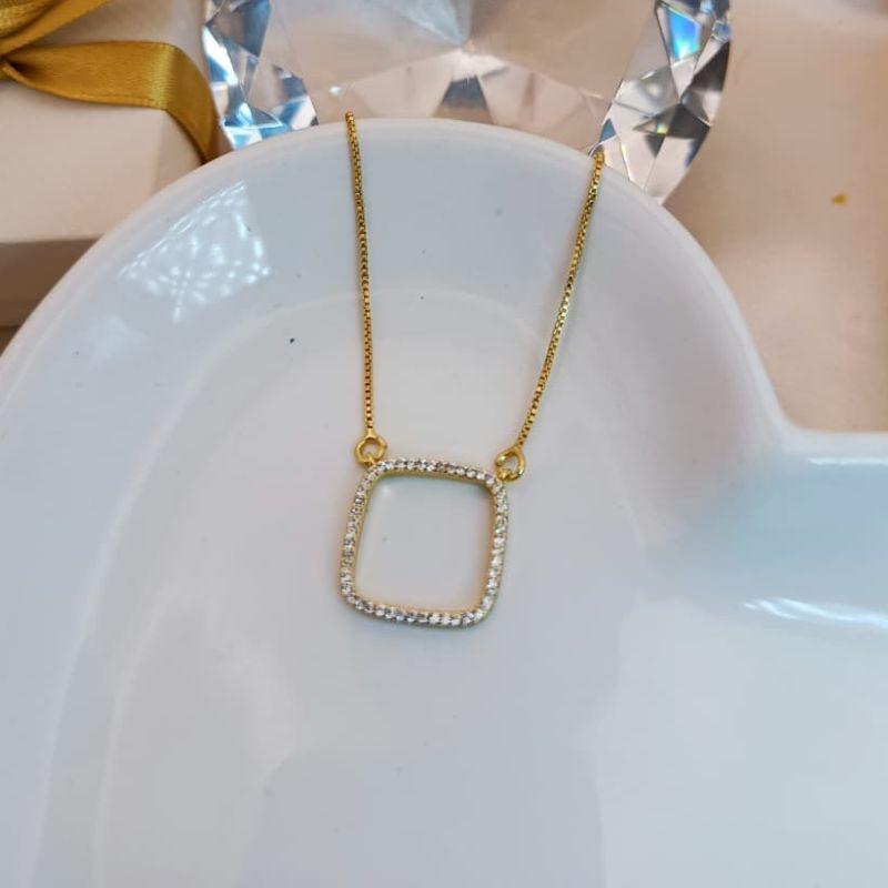 COLAR COM PINGENTE QUADRADO VAZADO  CRAVEJADO EM MICRO ZIRCONIA