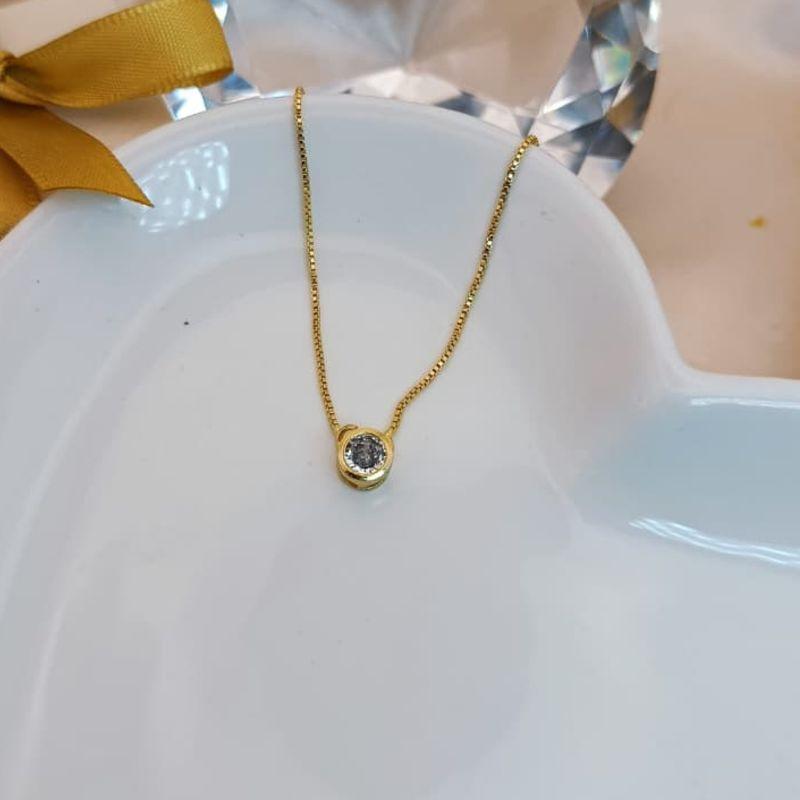 COLAR COM PINGENTE REDONDO COM PEDRA DE CRISTAL