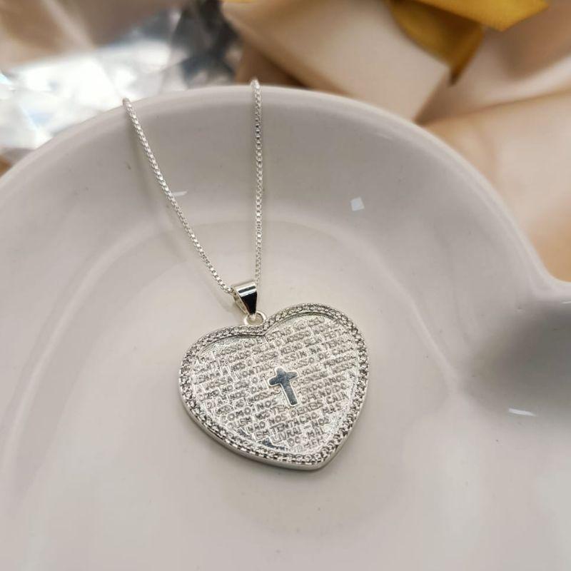 COLAR CORAÇÃO ORAÇÃO PAI NOSSO CRAVEJADO EM MICRO ZIRCONIA NA BORDA E CRUZ VAZADA NO MEIO