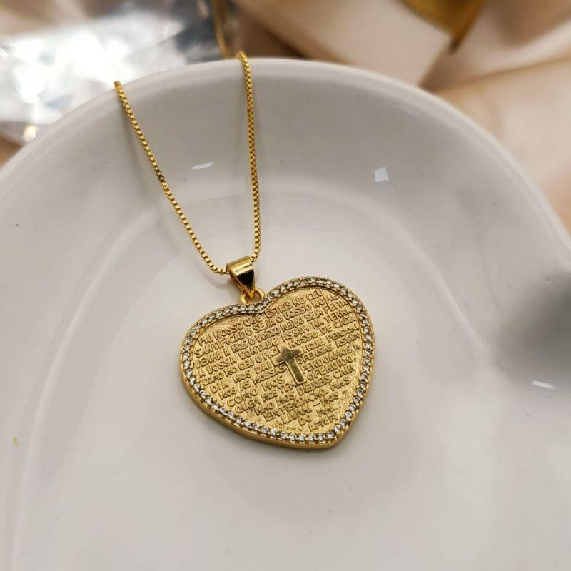 COLAR CORAÇÃO ORAÇÃO PAI NOSSO CRAVEJADO EM MICRO ZIRCONIA NA BORDA E CRUZ VAZADA NO MEIO