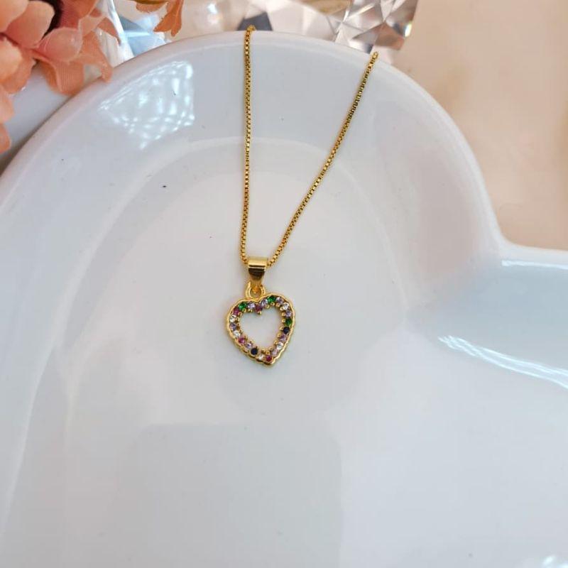 COLAR DE CORAÇÃO  VAZADO COM BORDA CRAVEJADA EM PEDRAS COLORIDAS DE MICRO ZIRCONIA