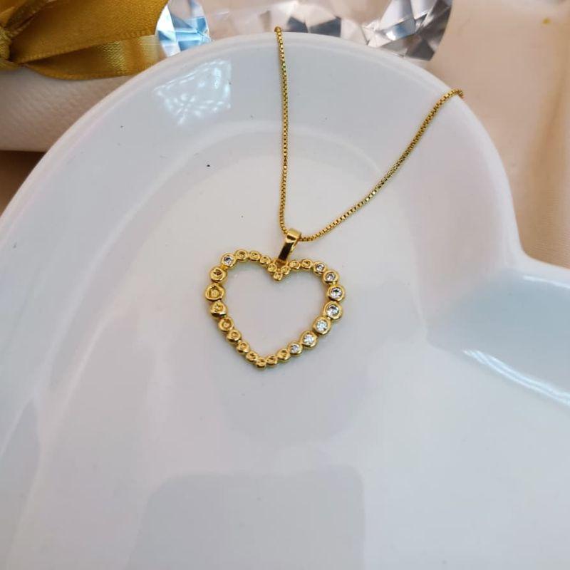 COLAR DE CORAÇÃO VAZADO CRAVEJADO EM ZIRCONIA