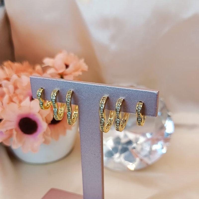 TRIO DE ARGOLA EM FORMATO DE CORAÇÃO CRAVEJADA EM MICRO ZIRCONIA