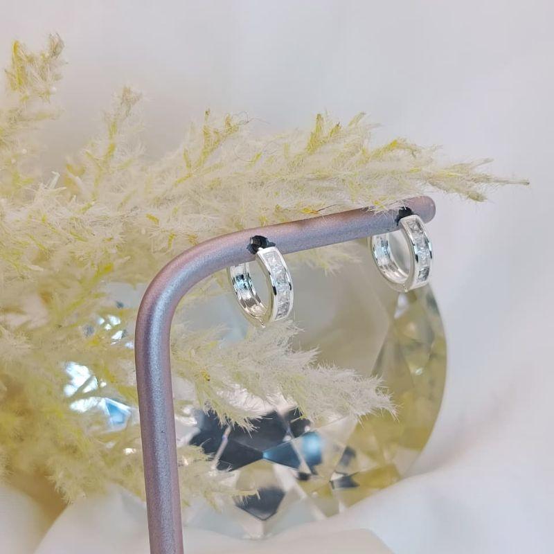ARGOLA COM FILEIRA DE  PEDRINHAS QUADRADAS