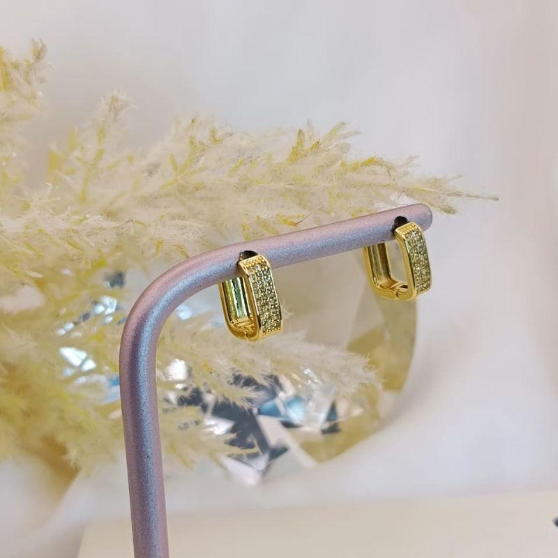 ARGOLA COM FORMATO RETANGULAR COM TRES FILEIRAS DE MICRO ZIRCONIA