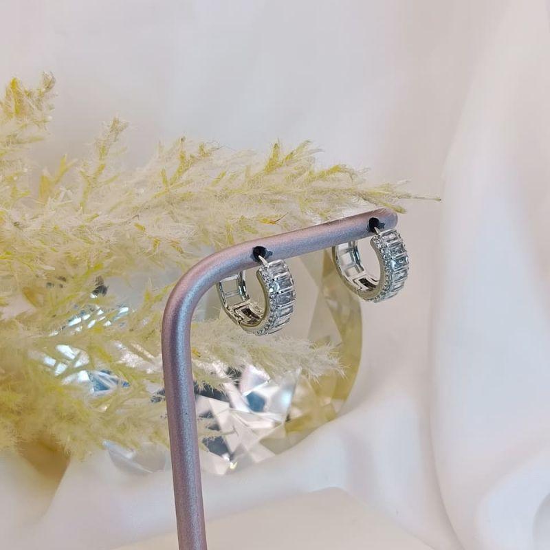 ARGOLA COM UMA FILA DE PEDRA RETANGULAR CENTRAL E MICRO ZIRCONIA NA BORDA