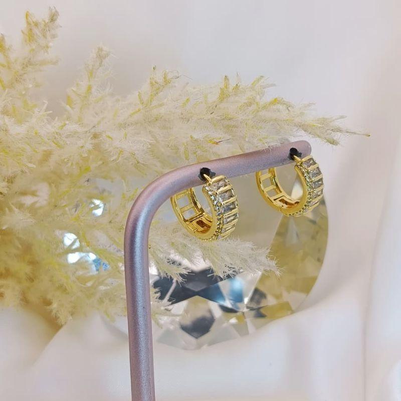 ARGOLA COM UMA FILA DE PEDRA RETANGULAR CENTRAL E MICRO ZIRCONIA NA BORDA