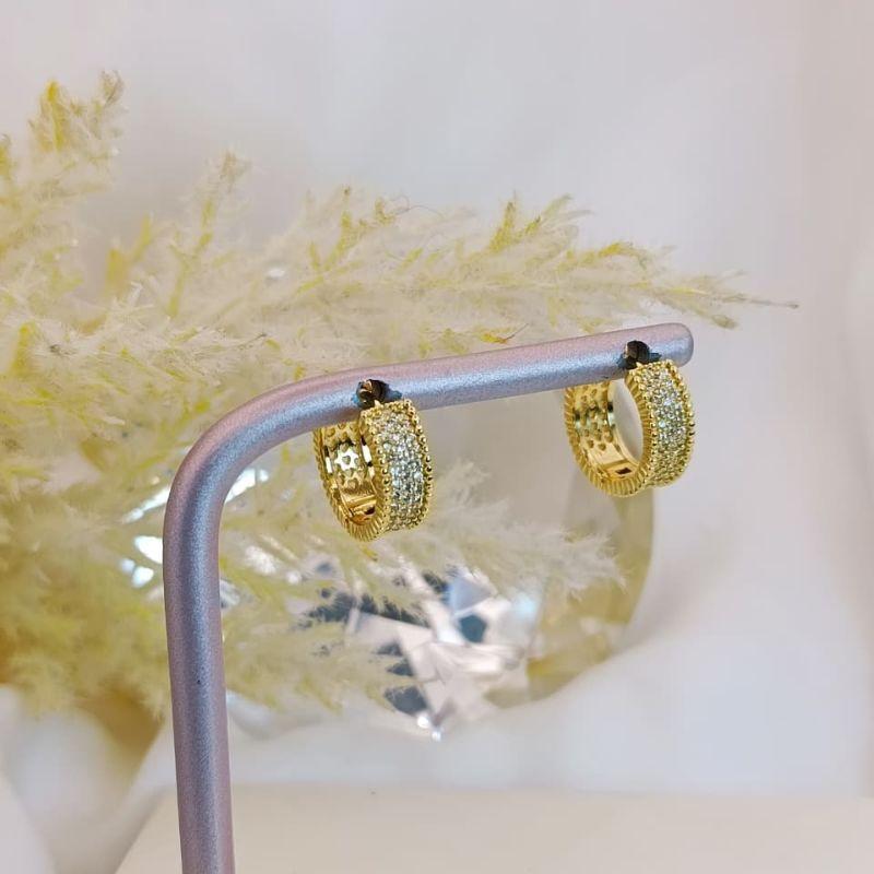 ARGOLA CRAVEJADA EM MICRO ZIRCONIA COM DESTALHES TEXTURIZADOS NA BORDA