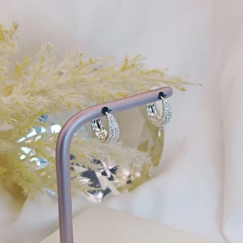 ARGOLA EM FORMATO CURVO CRAVEJADO EM MICRO ZIRCONIA