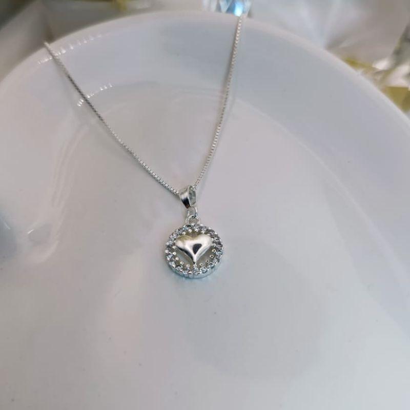 COLAR COM PINGENTE DE CORAÇÃO EM MEDALHA COM MICRO ZIRCONIA AO REDOR