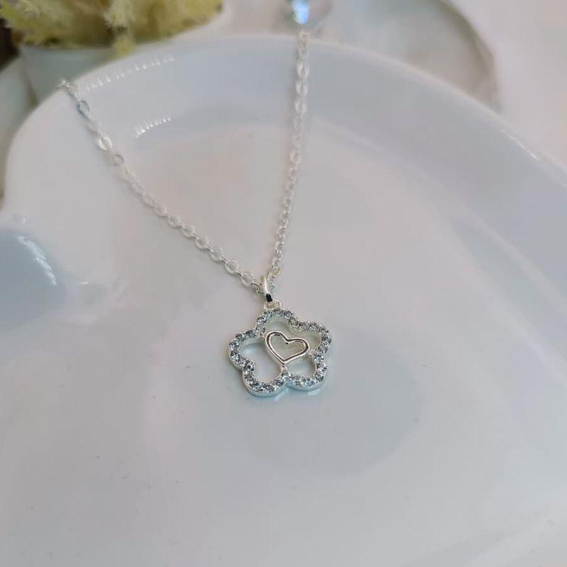 COLAR COM PINGENTE EM FORMATO DE FLOR CRAVEJADO EM MICRO ZIRCONIA COM CORAÇÃO NO MEIO