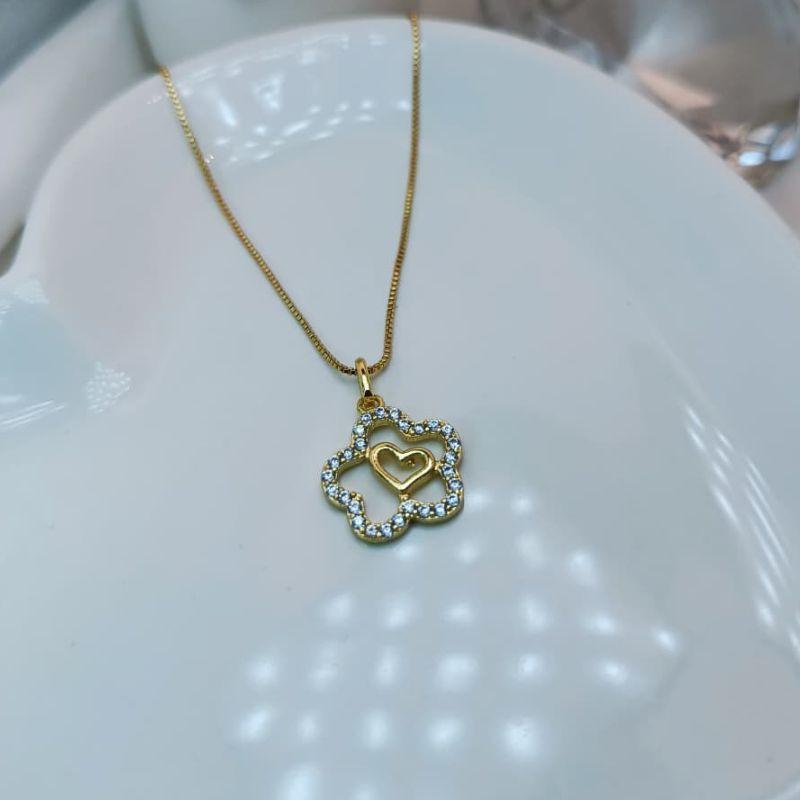 COLAR EM FORMATO DE FLOR COM MICRO ZIRCONIA E UM CORAÇÃO NO CENTRO
