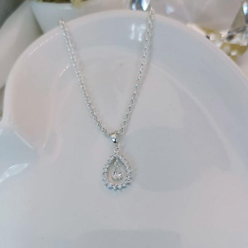 COLAR EM FORMATO DE GOTA CRAVEJADA EM MICRO ZIRCONIA COM UMA ZIRCONIA NO CENTRO