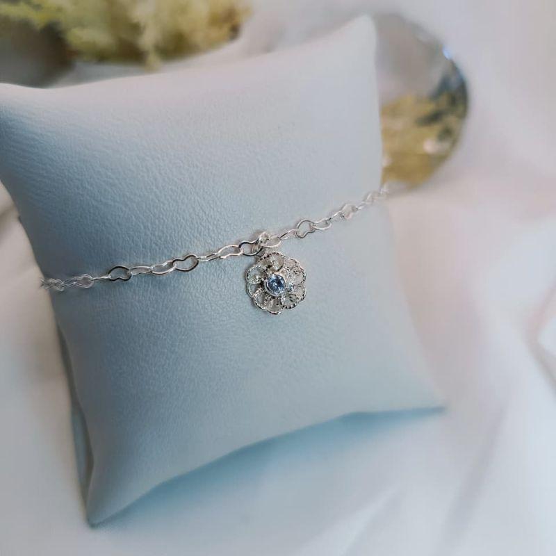PULSEIRA COM PIGENTE DE FLOR VAZADA COM ZIRCONIA CENTRAL