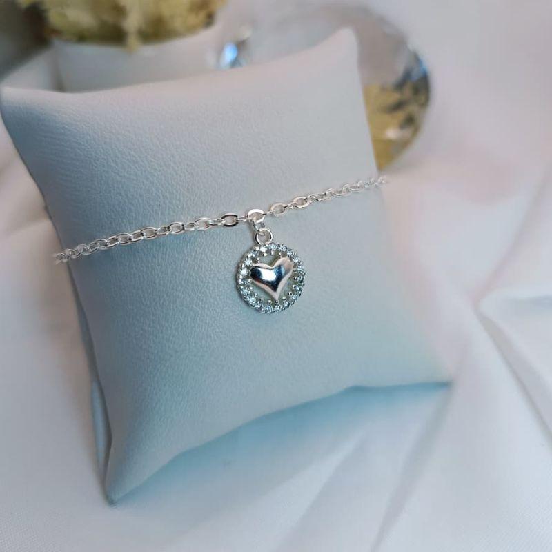 PULSEIRA COM PINGENTE DE CORAÇÃO EM MEDALHA COM MICRO ZIRCONIA AO REDOR