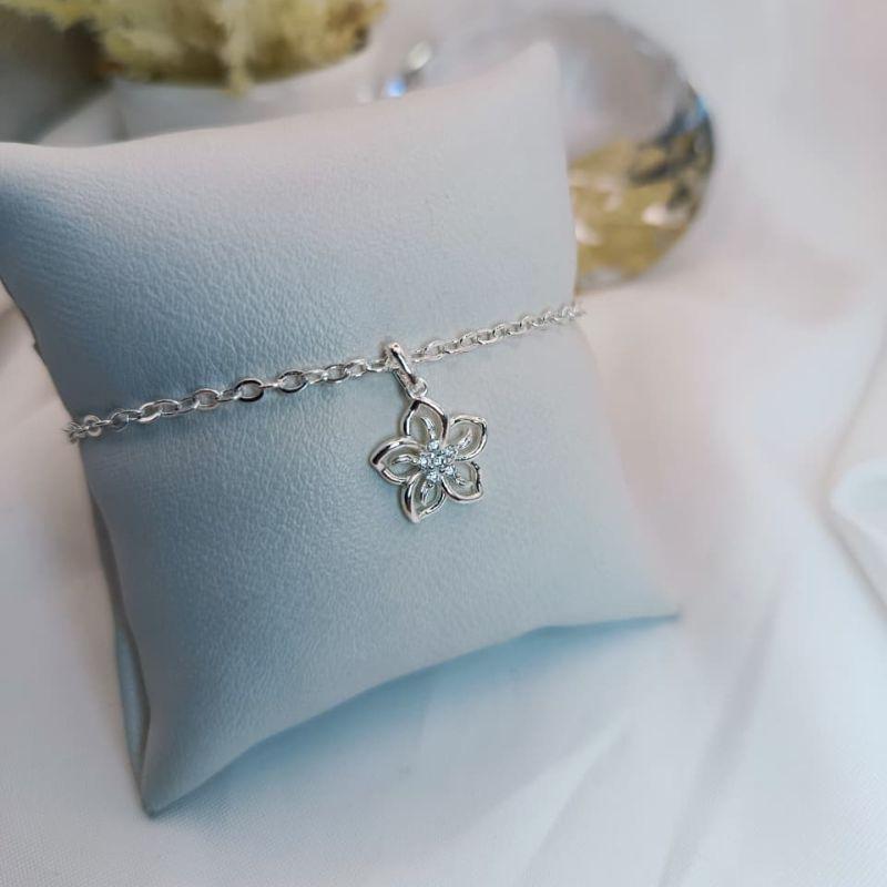 PULSEIRA COM PINGENTE DE FLOR COM MICRO ZIRCONIA CENTRAIS