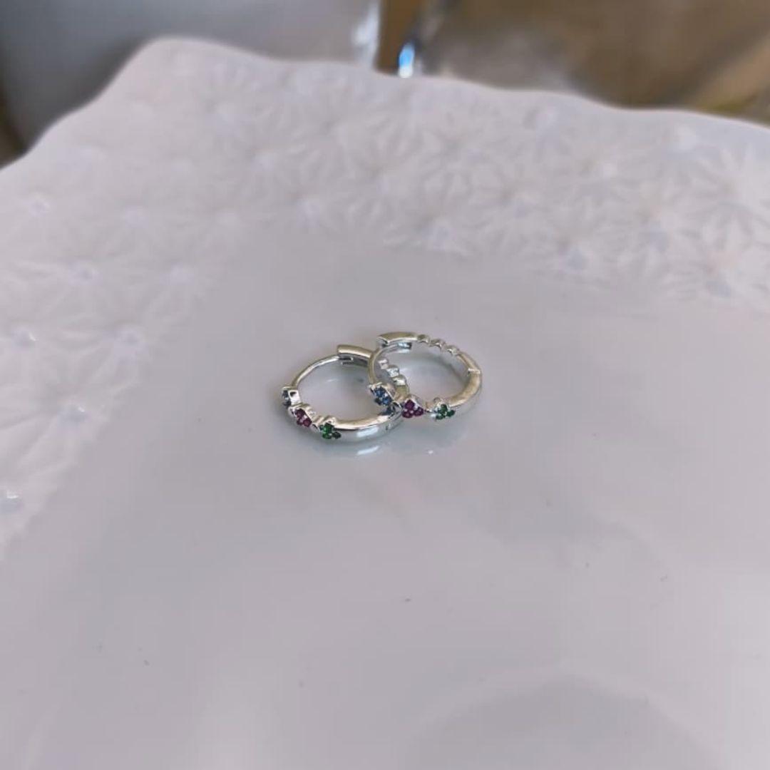 ARGOLA COM 3 PEDRAS DE ZIRCONIA AZUL ROSA E VERDE