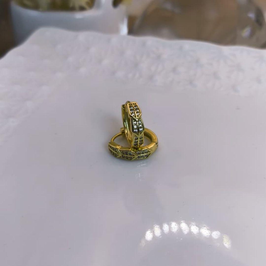 ARGOLA CRAVEJADO EM MICRO ZIRCONIA COM SETA PRA CIMA