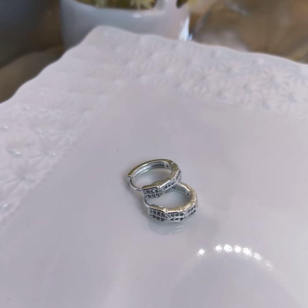 ARGOLA CRAVEJADO EM MICRO ZIRCONIA COM SETA PRA CIMA