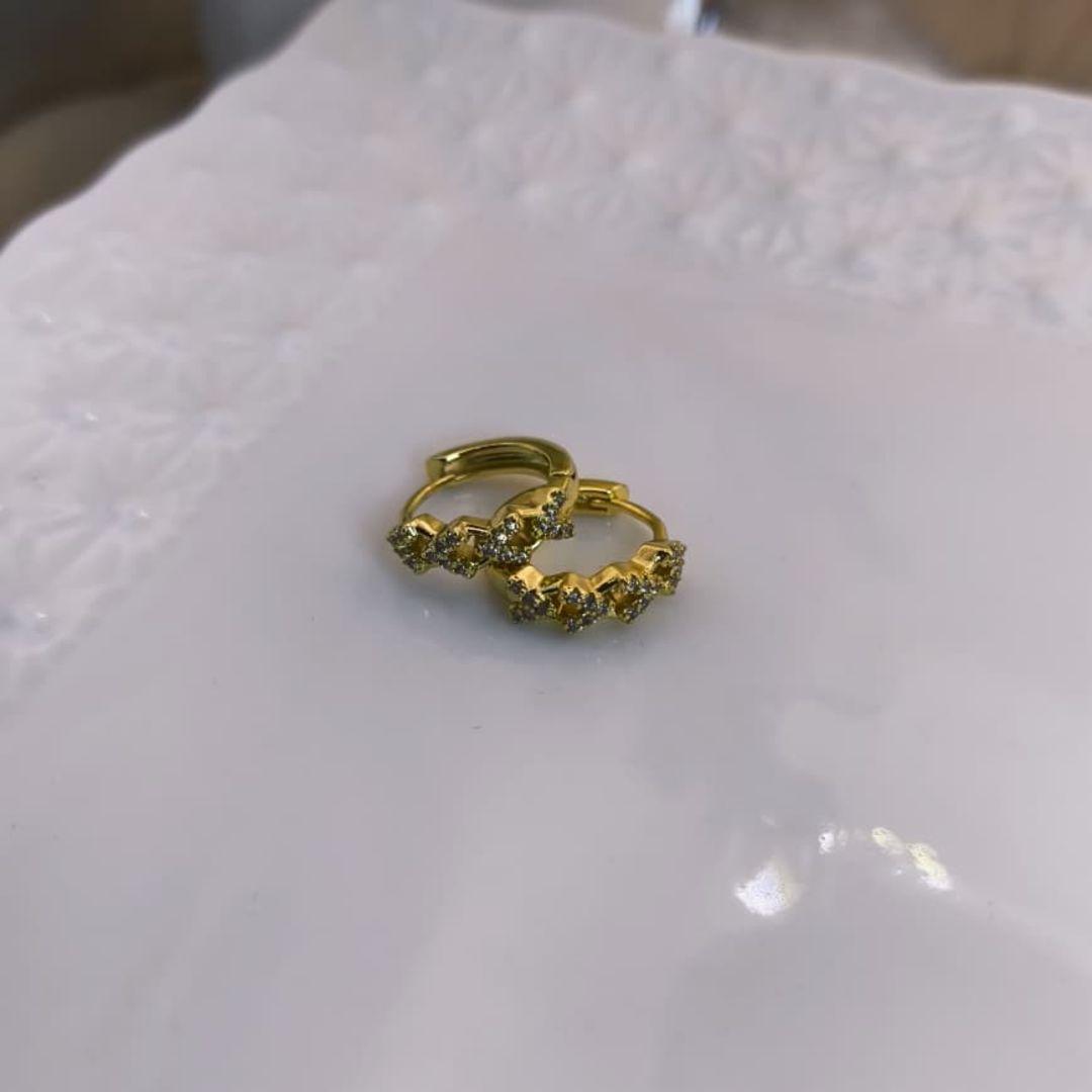 ARGOLA EM FORMA DE V CRAVEJADO EM MICRO ZIRCONIA