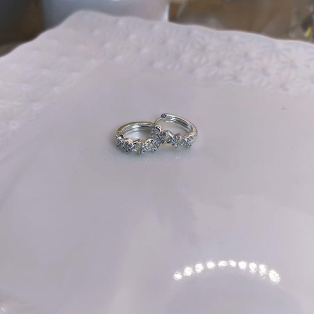 ARGOLA EM FORMA DE V CRAVEJADO EM MICRO ZIRCONIA