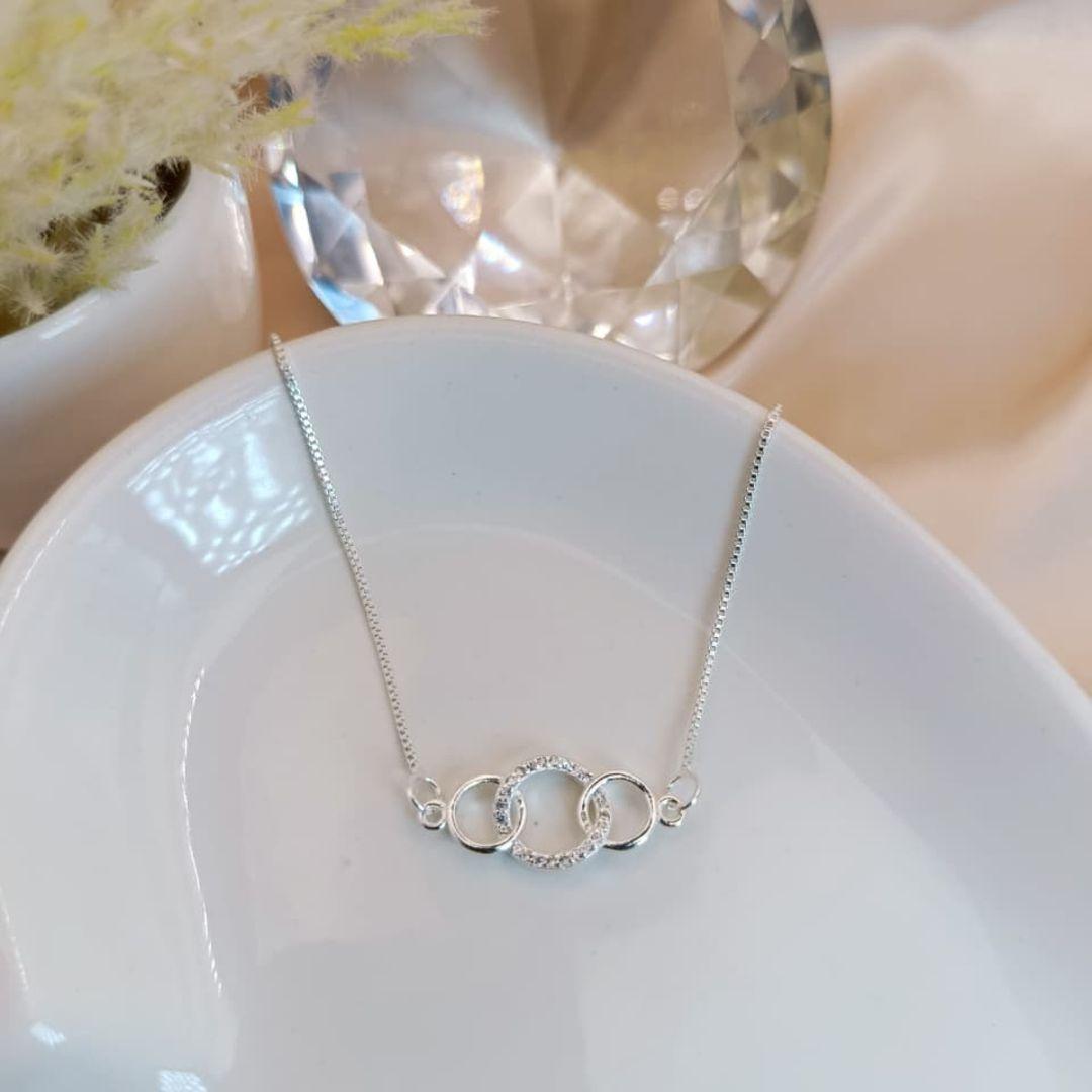 COLAR COM 3 CIRCULOS LISOS E O DO MEIO CRAVEJADO EM MICRO ZIRCONIA VAZADOS